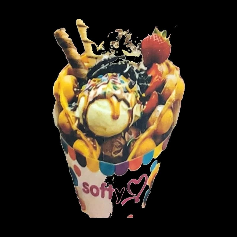 Cône bubble waffle garni de glace, fraise, Oreo, caramel et crunchy