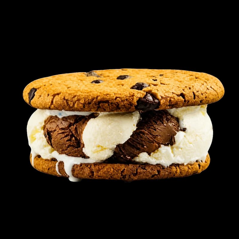 Cookie sandwich garni de glace vanille et chocolat