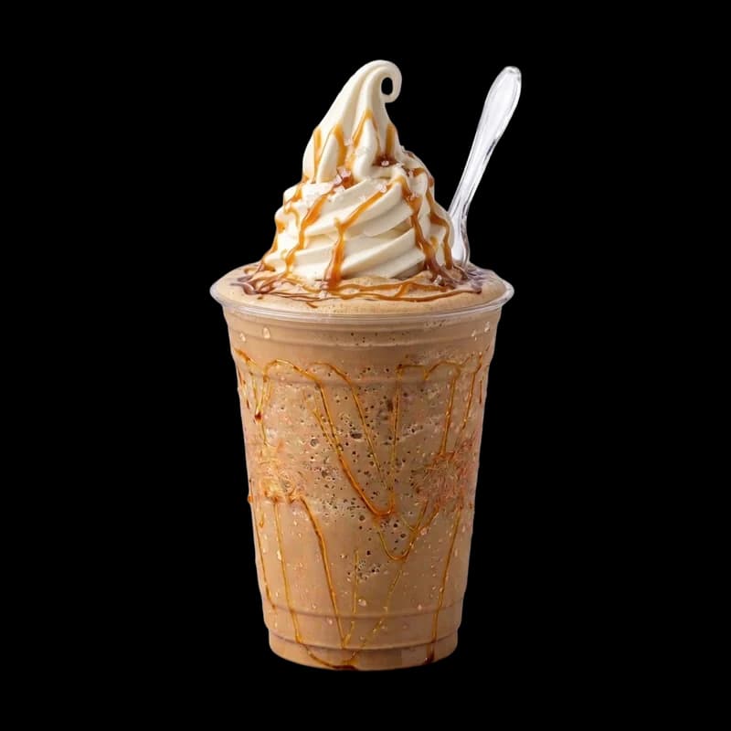 Café glacé surmonté d'une glace à l'italienne et de caramel