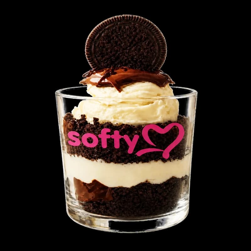 Couches de glace vanille, biscuit Oreo et sauce chocolat