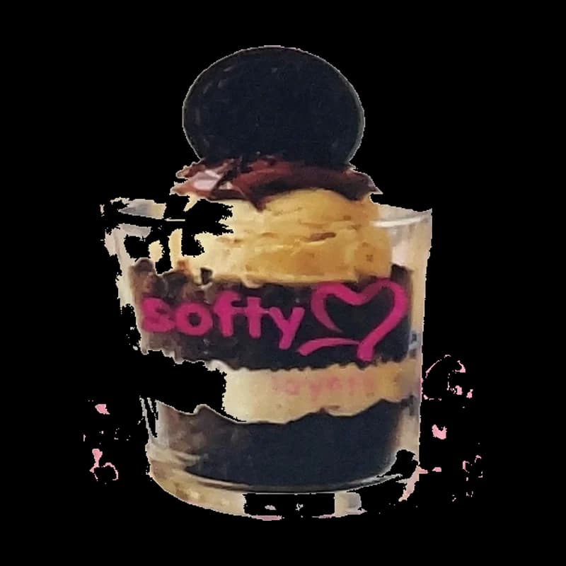 Couches de glace vanille, biscuit Oreo et sauce chocolat