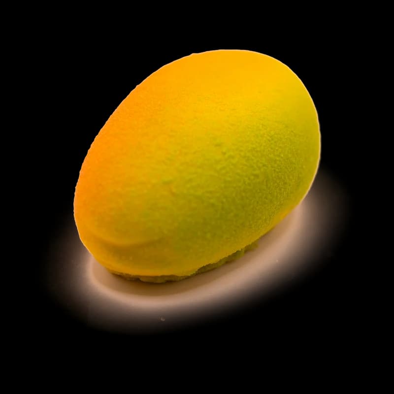 Entremets glacé en trompe-l'œil en forme de mangue
